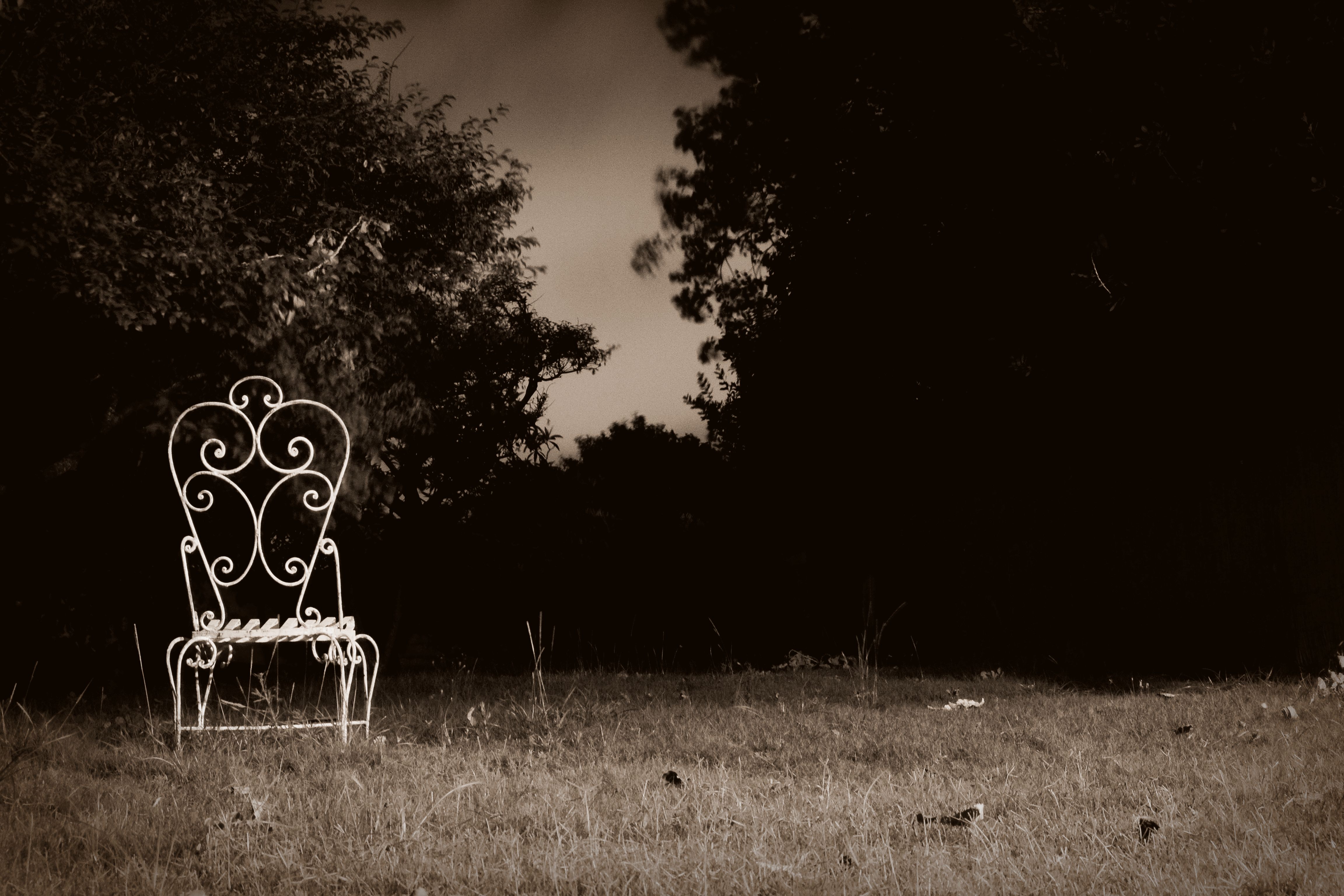 Silla en jardín nocturno